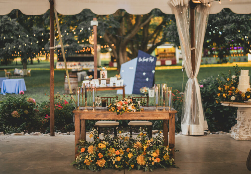 Sweetheart table with autumn floral.
